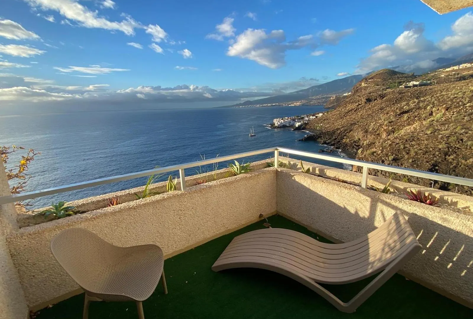 Penthouse Apt With Ocean Views For Couples And Sports Lovers location
